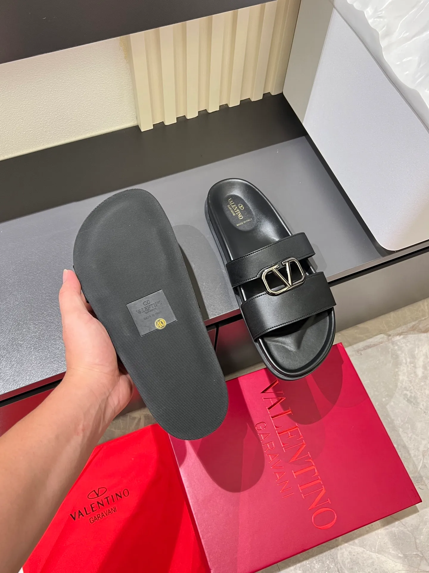 Men's shoes 💰p300 VALENTINO Men's 🧍‍♂️ Spring and summer new style metal logo flat slippers, elegant sandals, the same style worn by celebrities, original molding, imported calfskin. Rubber outsole. Soft and durable, full set of counter packaging size: 39-44 (.45.46 customized)